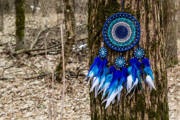 Tüylü, boncuklu ipleri sallanan bir düş kapanı. El yapımı düş kapanı.