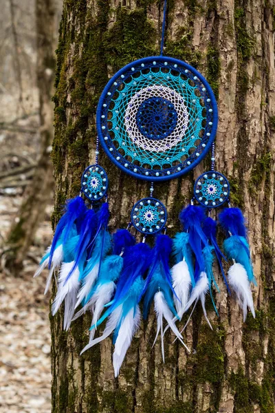 Tüylü, boncuklu ipleri sallanan bir düş kapanı. El yapımı düş kapanı.