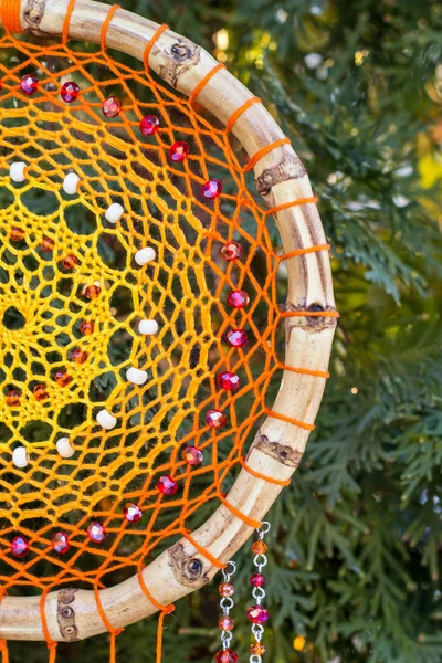 Tüylü, boncuklu ipleri sallanan bir düş kapanı. El yapımı düş kapanı.