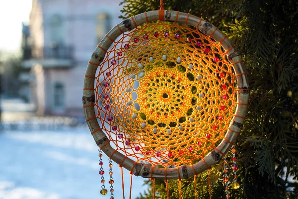 Tüylü, boncuklu ipleri sallanan bir düş kapanı. El yapımı düş kapanı.