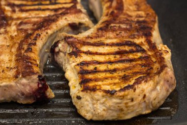 Taze domuz eti ızgara tava üzerinde hazırlanan kaburga ile büyük parça biftek