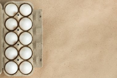 Kopya alanı metin için rustik zemin üzerine karton yumurta raf ile yumurta