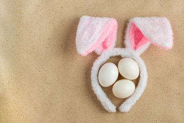 Tavşan kulakları Paskalya tatili Aksesuar ve beyaz yumurta üstten görünüm kopya alanı rustik zemin üzerine