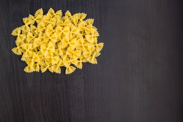 Ein Haufen Farfalle Pasta Auf Dunkelschwarzem Hintergrund Mit Copyspace — Stockfoto