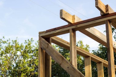 Ahşap Karkas evin altında montaj işlemi Bulutsuz mavi gökyüzü yan görünüm temizleyin. Ahşap ülke ev yapımı