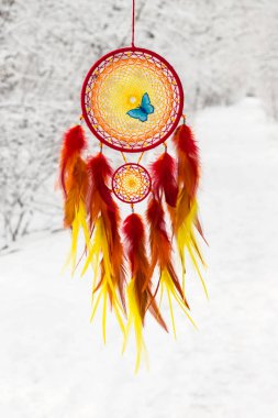 Tüylü, boncuklu ipleri sallanan bir düş kapanı. El yapımı düş kapanı.