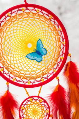 Tüylü, boncuklu ipleri sallanan bir düş kapanı. El yapımı düş kapanı.