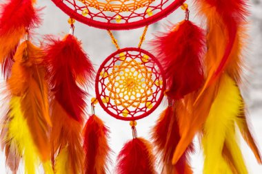 Tüylü, boncuklu ipleri sallanan bir düş kapanı. El yapımı düş kapanı.