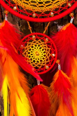 Tüylü, boncuklu ipleri sallanan bir düş kapanı. El yapımı düş kapanı.