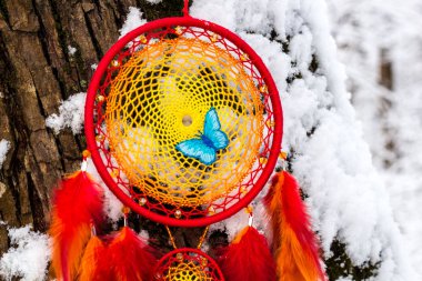 Tüylü, boncuklu ipleri sallanan bir düş kapanı. El yapımı düş kapanı.