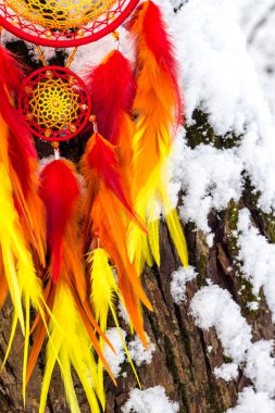 Tüylü, boncuklu ipleri sallanan bir düş kapanı. El yapımı düş kapanı.