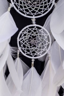 Tüylü, boncuklu ipleri sallanan bir düş kapanı. El yapımı düş kapanı.