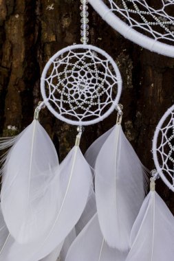 Tüylü, boncuklu ipleri sallanan bir düş kapanı. El yapımı düş kapanı.