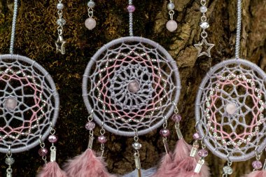 Tüylü, boncuklu ipleri sallanan bir düş kapanı. El yapımı düş kapanı.