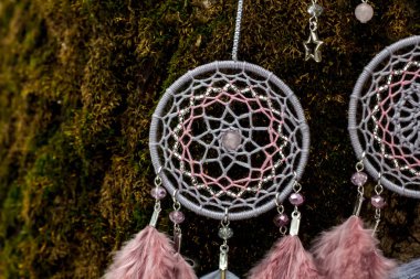 Tüylü, boncuklu ipleri sallanan bir düş kapanı. El yapımı düş kapanı.