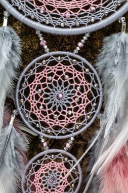 Tüylü, boncuklu ipleri sallanan bir düş kapanı. El yapımı düş kapanı.