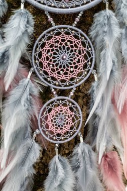 Tüylü, boncuklu ipleri sallanan bir düş kapanı. El yapımı düş kapanı.