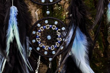 Tüylü, boncuklu ipleri sallanan bir düş kapanı. El yapımı düş kapanı.