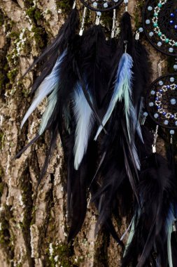 Tüylü, boncuklu ipleri sallanan bir düş kapanı. El yapımı düş kapanı.