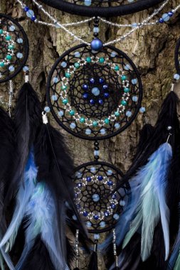 Tüylü, boncuklu ipleri sallanan bir düş kapanı. El yapımı düş kapanı.