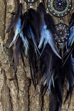 Tüylü, boncuklu ipleri sallanan bir düş kapanı. El yapımı düş kapanı.