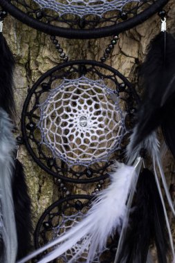 Tüylü, boncuklu ipleri sallanan bir düş kapanı. El yapımı düş kapanı.