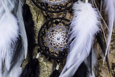 Tüylü, boncuklu ipleri sallanan bir düş kapanı. El yapımı düş kapanı.