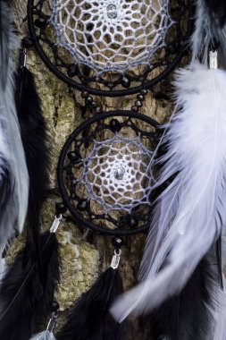 Tüylü, boncuklu ipleri sallanan bir düş kapanı. El yapımı düş kapanı.