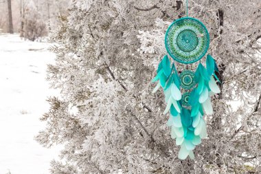 Tüylü, boncuklu ipleri sallanan bir düş kapanı. El yapımı düş kapanı.