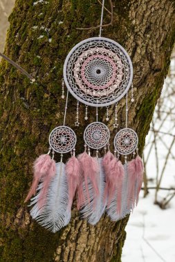 Tüylü, boncuklu ipleri sallanan bir düş kapanı. El yapımı düş kapanı.