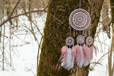 Tüylü, boncuklu ipleri sallanan bir düş kapanı. El yapımı düş kapanı.