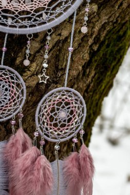 Tüylü, boncuklu ipleri sallanan bir düş kapanı. El yapımı düş kapanı.