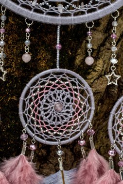 Tüylü, boncuklu ipleri sallanan bir düş kapanı. El yapımı düş kapanı.