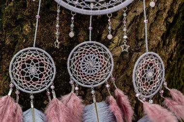 Tüylü, boncuklu ipleri sallanan bir düş kapanı. El yapımı düş kapanı.