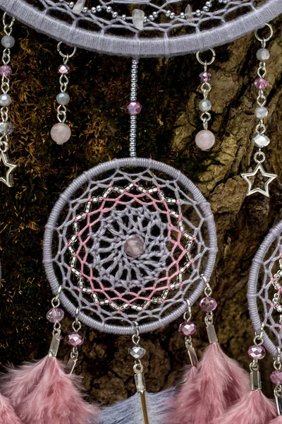 Tüylü, boncuklu ipleri sallanan bir düş kapanı. El yapımı düş kapanı.