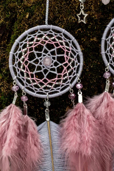 Tüylü, boncuklu ipleri sallanan bir düş kapanı. El yapımı düş kapanı.