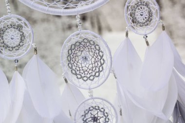 Tüylü, boncuklu ipleri sallanan bir düş kapanı. El yapımı düş kapanı.