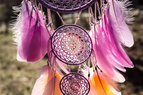 Handgjorda dream catcher med fjädrar trådar och pärlor rep hängande — Stockfoto