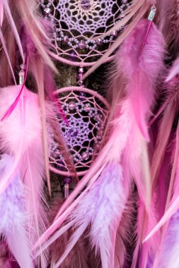 El yapımı rüya yakalayıcı iple asılı tüyler konu ve boncuk
