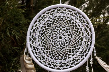 El yapımı rüya yakalayıcı iple asılı tüyler konu ve boncuk