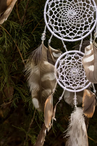 Kézzel készített dream catcher tollak szálak és a gyöngy kötél lóg — Stock Fotó