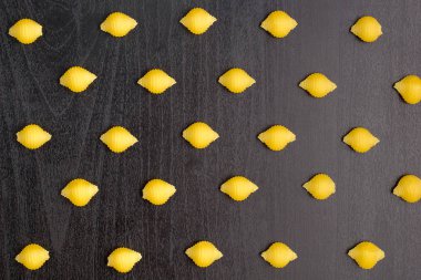 Siyah arka plan üzerinde conchiglie yapıştırma kabukları bir yığın Desen