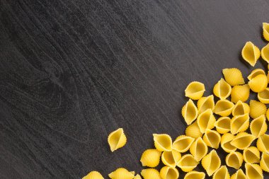 Copyspace ile siyah arka plan üzerinde conchiglie yapıştırma kabukları yığınının kenarlığı