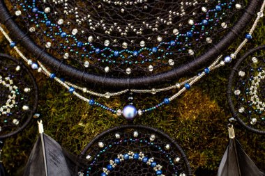 El yapımı rüya yakalayıcı iple asılı tüyler konu ve boncuk