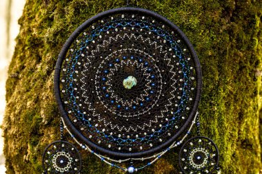 El yapımı rüya yakalayıcı iple asılı tüyler konu ve boncuk