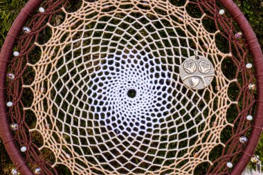 El yapımı rüya yakalayıcı iple asılı tüyler konu ve boncuk