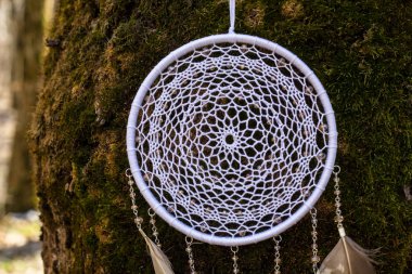 El yapımı rüya yakalayıcı iple asılı tüyler konu ve boncuk