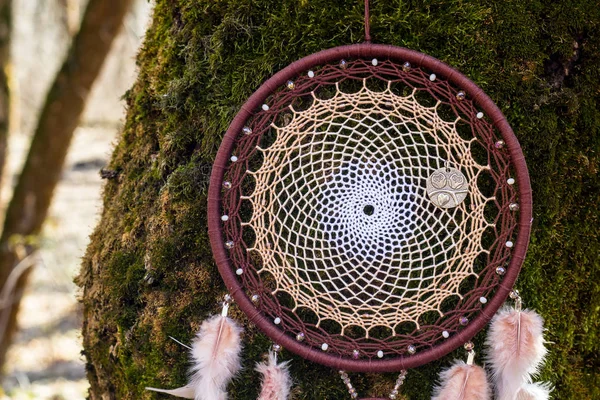 Ловец снов ручной работы с нитками из перьев и веревкой из бусин — стоковое фото