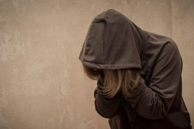 Bağımlılığı kriz, madde bağımlılığı ile genç kişinin portre geçmekte umutsuz uyuşturucu bağımlısı