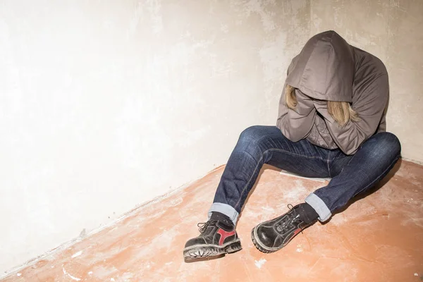 남자 슬픈, 마약 중독자 사람 코너에 바닥에 앉아의 초상화 — 스톡 사진